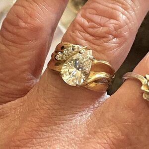 Elegant Gold and Cubic zirconia Women's Ring